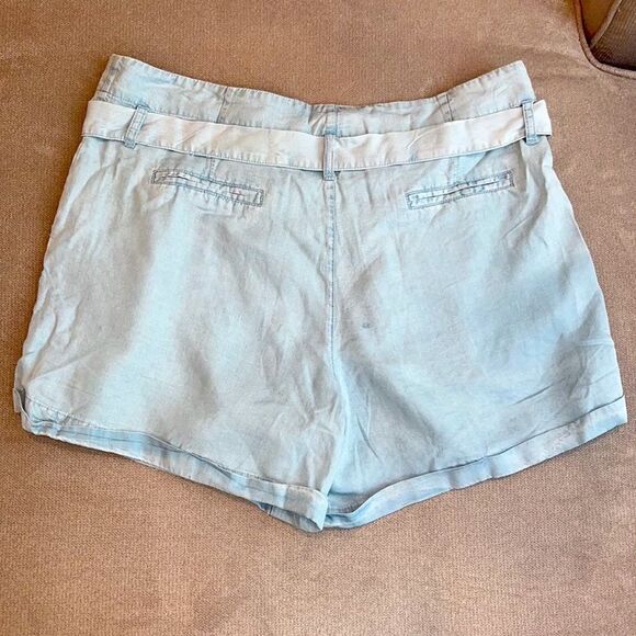 NWT -WALTER BAKER Light wash pleated shorts - Picture 2 of 4